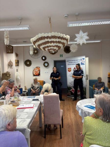 na zdjęciu widać dwie policjantki w towarzystwie starszych osób. 