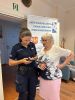 zdjęcie przedstawia policjantkę w towarzystwie starszej Pani. 