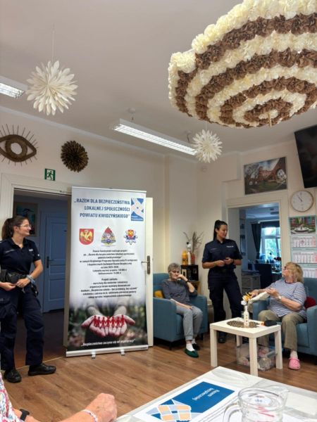  na zdjęciu widać dwie policjantki w towarzystwie starszych osób.