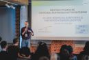 przedstawia mężczyznę z mikrofonem w ręce podczas polsko-niemieckiej konferencji partnerstw samorządowych. 