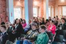 również przedstawia osoby uczestniczące w konferencji. 