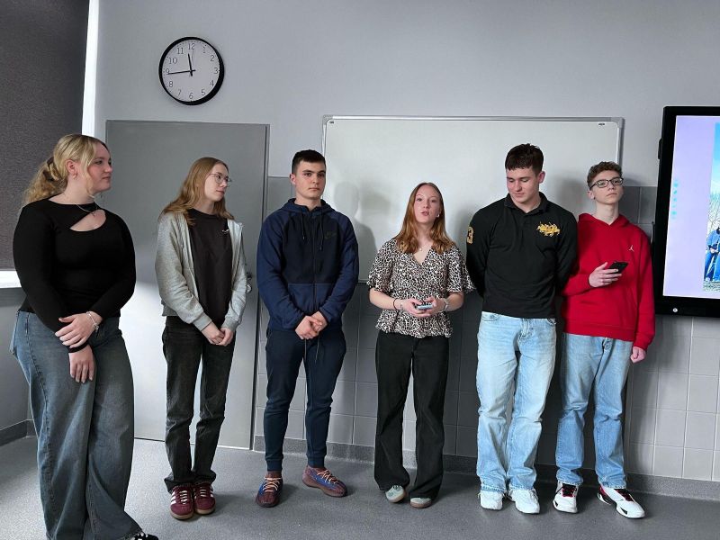 zdjęcie przedstawia grupę młodzieży podczas prezentacji na temat osób, które są dla nich inspiracją, co było tematem projektu młodzieżowego;