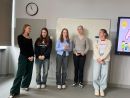 zdjęcie przedstawia grupę młodzieży podczas prezentacji na temat osób, które są dla nich inspiracją, co było tematem projektu młodzieżowego;