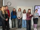 zdjęcie przedstawia grupę młodzieży podczas prezentacji na temat osób, które są dla nich inspiracją, co było tematem projektu młodzieżowego;