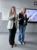 zdjęcie przedstawia dwie bijące brawo nauczycielki, będące koordynatorkami projektu młodzieżowego;