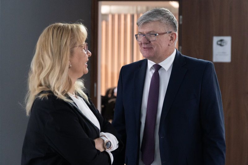 zdjęcie przedstawia rozmawiającą parę. Kobietę i mężczyznę. 