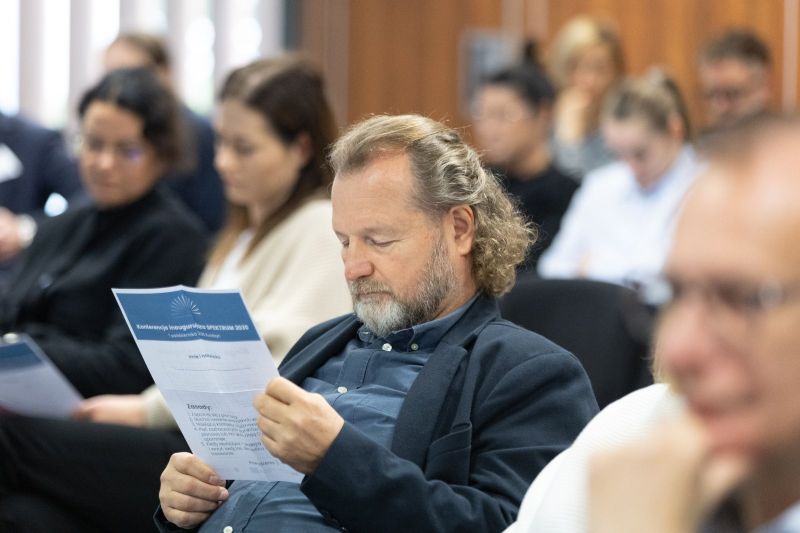 zdjęcie przedstawia mężczyznę trzymającego kartkę w rękach. 