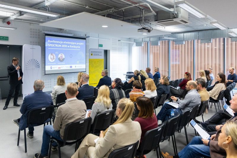 zdjęcie przedstawia uczestników konferencji. 