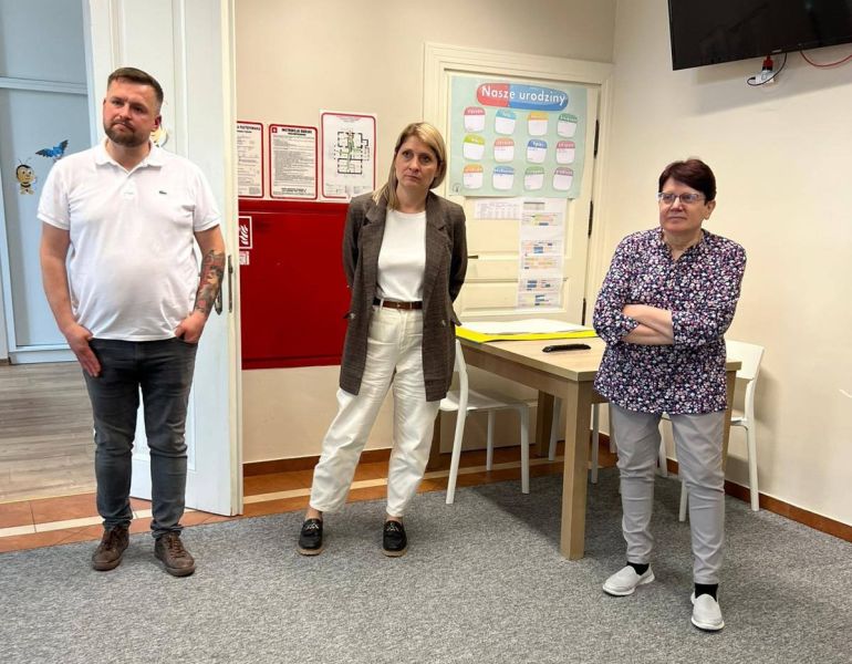 Zdjęcie nr 4 przedstawia dwie kobiety i mężczyznę. 