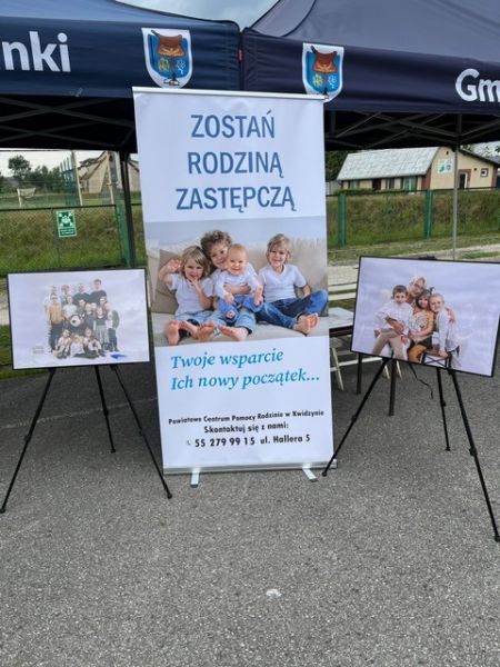Namiot PCPR z banerami i wystawą informacyjną podczas Gminnego Dnia Dziecka w Sadlinkach.