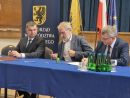 Na  zdjęciach widnieją wicestarosta, członek zarządu powiatu oraz przedstawiciel Urzędu Marszałkowskiego podpisują oni porozumienie. 