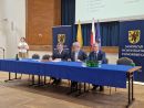 Na  zdjęciach widnieją wicestarosta, członek zarządu powiatu oraz przedstawiciel Urzędu Marszałkowskiego podpisują oni porozumienie. 