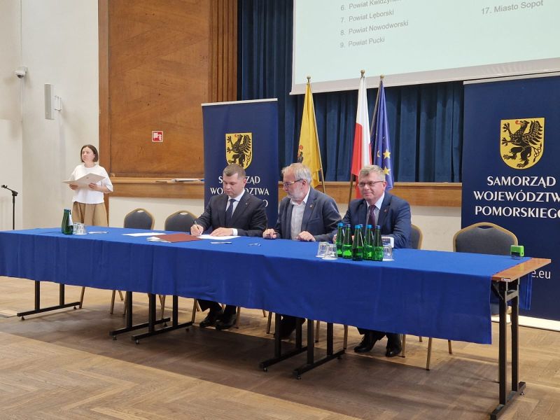 Na  zdjęciach widnieją wicestarosta, członek zarządu powiatu oraz przedstawiciel Urzędu Marszałkowskiego podpisują oni porozumienie. 