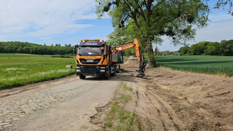 prace budowlane w pasie remontowanej drogi.