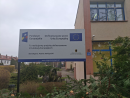 tablica informacyjna na tle budynku szkoły Centrum Kształcenia Zawodowego i Ustawicznego w Kwidzynie przy ul. Staszica 25.