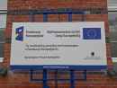 tablica informacyjna na tle budynku Starostwa Powiatowego w Kwidzynie