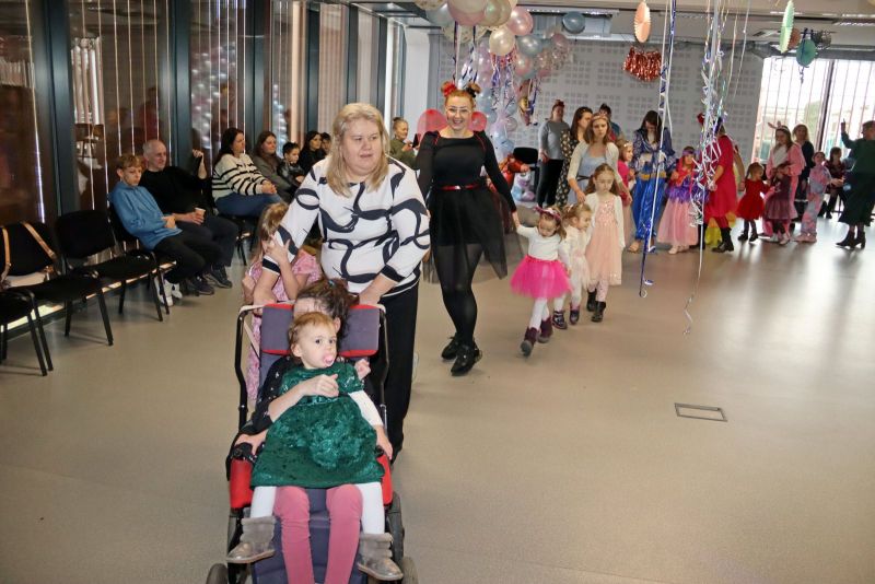 Dzieci wspólnie z animatorami bawią się w różnorodne gry, ciesząc się karnawałowym klimatem.