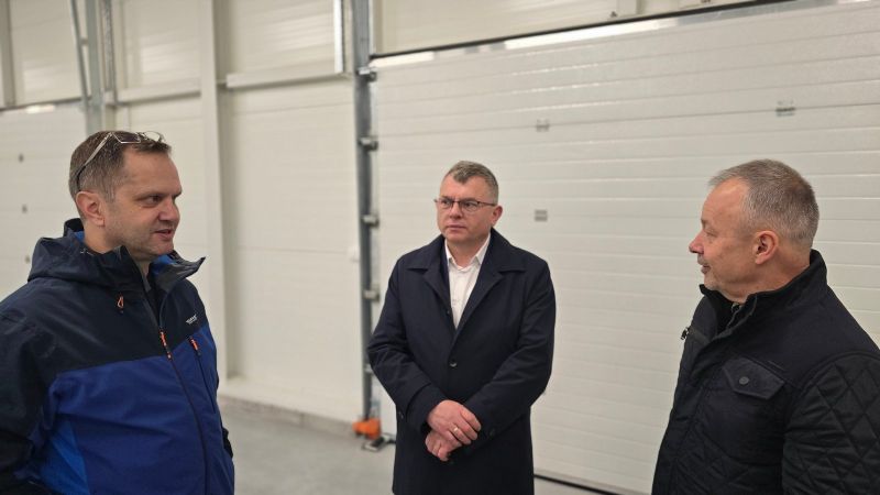 reprezentacja Starostwa Powiatowego w Kwidzynie i wykonawca wewnątrz nowo wybudowanego pomieszczenia