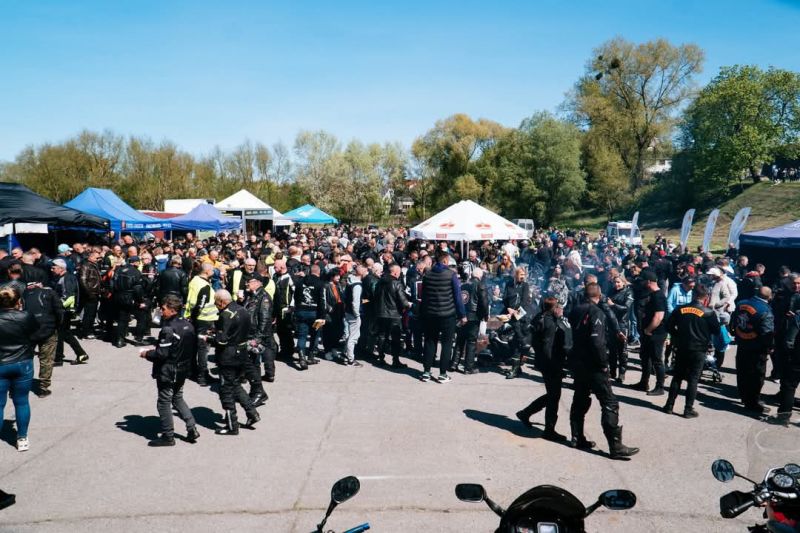 zdjęcie przedstawia liczną grupę ludzi. 