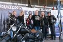 zdjęcie przedstawia sześcioosobową grupę ludzi, na tle motocykla oraz roll-upa powiatu kwidzyńskiego.