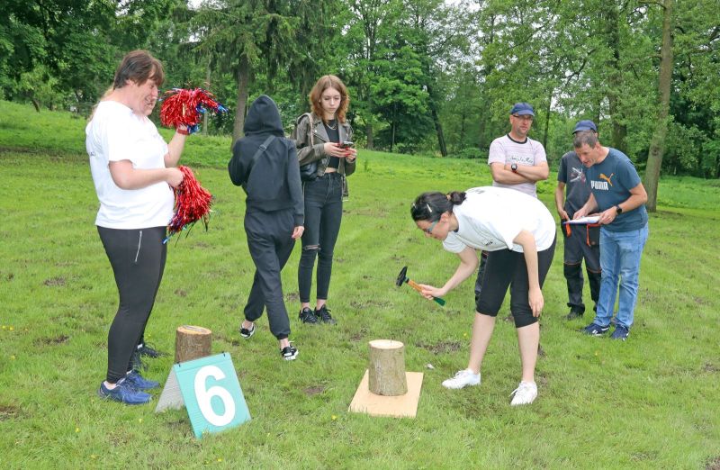 Uczestnicy spartakiady w trakcie zmagań sportowych w konkurencji wbijanie gwoździa na czas.