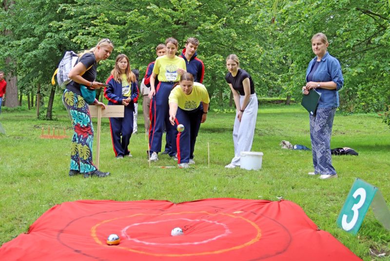 Uczestnicy spartakiady w trakcie zmagań sportowych w konkurencji bocce.