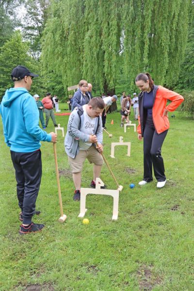Uczestnicy spartakiady w trakcie zmagań sportowych w konkurencji krykiet.