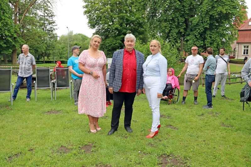 Od lewej: Katarzyna Ochlik-Rafka – członkini zarządu, Jerzy Śnieg – przewodniczący rady powiatu kwidzyńskiego, Karolina Nowak – wójt gminy Gardeja, pozujący do zdjęcia pamiątkowego.