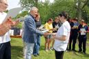 Kazimierz Gorlewicz, prezes Fundacji „Misericordia”, wręcza dyplomy uczestnikom spartakiady.