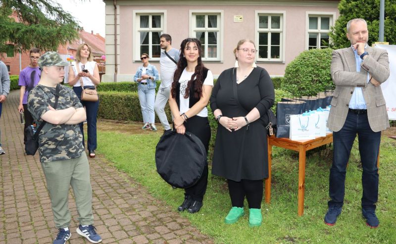 Zaproszeni goście obserwują zmagania uczestników spartakiady.