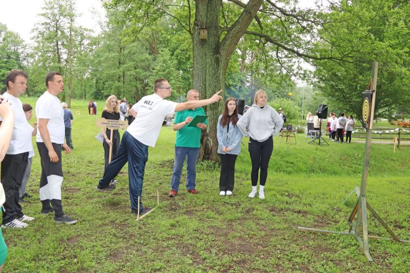 Uczestnicy spartakiady w trakcie zmagań sportowych w konkurencji rzut lotką.