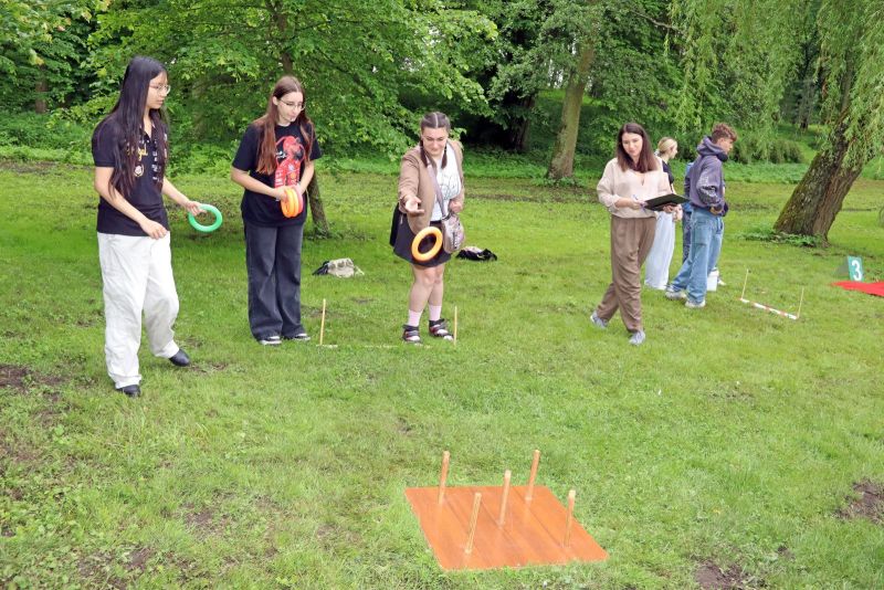 Uczestnicy spartakiady w trakcie zmagań sportowych w konkurencji ringo do celu.