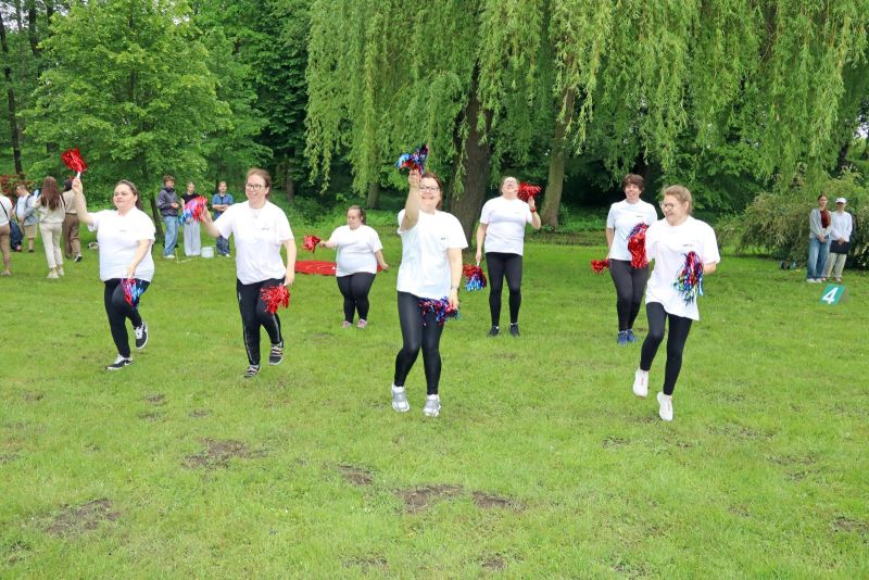 Występ artystyczny uczestników spartakiady.