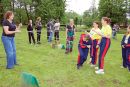 Uczestnicy spartakiady w trakcie zmagań sportowych w konkurencji rozplątywanie warkocza z linek.
