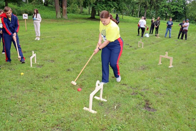 Uczestnicy spartakiady w trakcie zmagań sportowych w konkurencji krykiet.