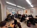 element ilustracyjny do artykułu przedstawiający prelegentów oraz uczniów w trakcie spotkania informacyjnego w jednej ze szkół