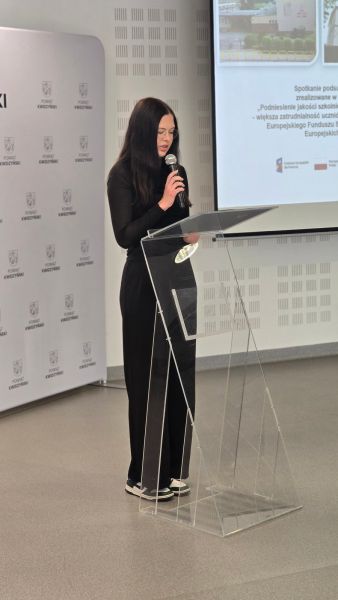 Na zdjęciu widać kobietę przemawiającą na tle ścianki powiatu kwidzyńskiego Na zdjęciu widać kobietę przemawiającą na tle ścianki powiatu kwidzyńskiego