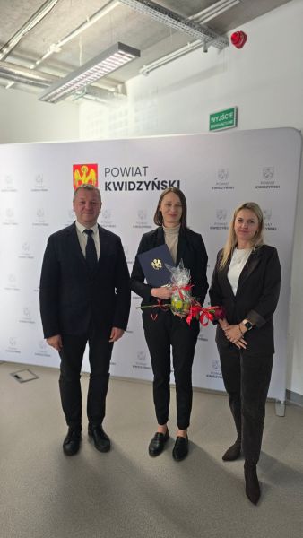 Na zdjęciu widać starostę kwidzyńskiego i 2 kobiety pozujących na tle ścianki powiatu kwidzyńskiego Na zdjęciu widać starostę kwidzyńskiego i 2 kobiety pozujących na tle ścianki powiatu kwidzyńskiego