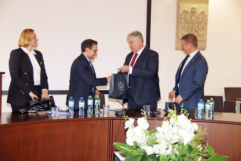 Jerzy Śnieg, przewodniczący rady powiatu kwidzyńskiego, wraz z Tomaszem Frejnagielem, starostą kwidzyńskim, wręczają upominki Tomaszowi Lewandowskiemu, podsekretarzowi stanu w Ministerstwie Rozwoju i Technologii