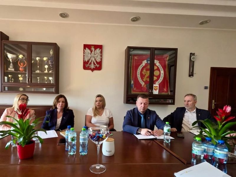 Uczestnicy w trakcie spotkania dotyczącego wsparcia dla zwolnionych pracowników firmy Plati