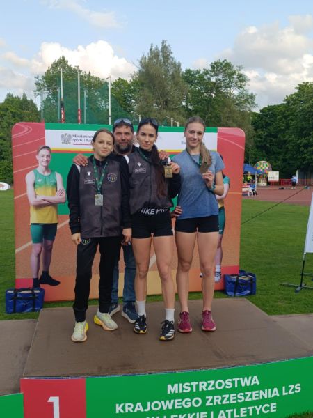 Zawodniczki stoją na podium podczas dekoracji na Mistrzostwach Polski LZS.