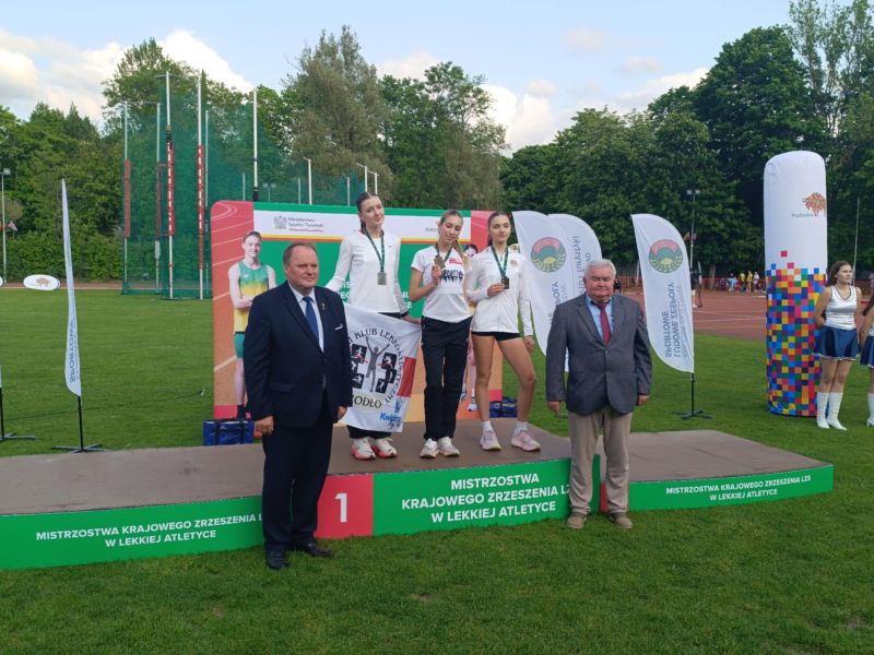Zawodniczki stoją na podium podczas dekoracji na Mistrzostwach Polski LZS.