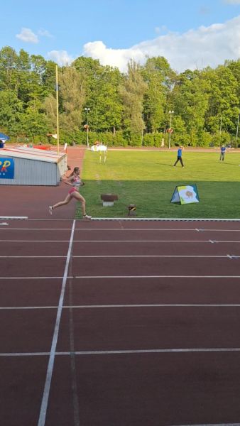 Zawodniczka w trakcie biegu podczas Mistrzostw Polski LZS.