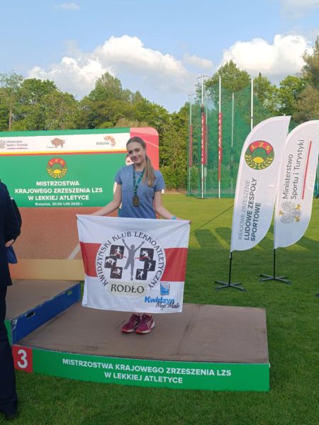 Agata Machnikowska z KKL „Rodło” stoi na podium po zdobyciu brązowego medalu na Mistrzostwach Polski LZS.