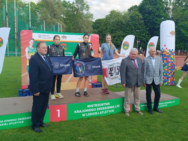 Zawodniczki stoją na podium podczas dekoracji na Mistrzostwach Polski LZS.