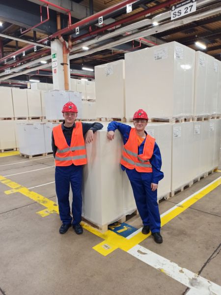 zdjęcie przedstawia stażystów podczas stażu uczniowskiego, którzy znajdują się w magazynie