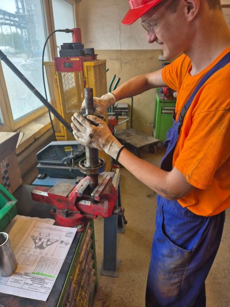 zdjęcie przedstawia stażystę podczas stażu uczniowskiego