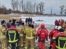 Strażacy z PSP oraz OSP biorą udział w ćwiczeniach na zamrożonym akwenie, doskonaląc swoje umiejętności w trudnych warunkach.