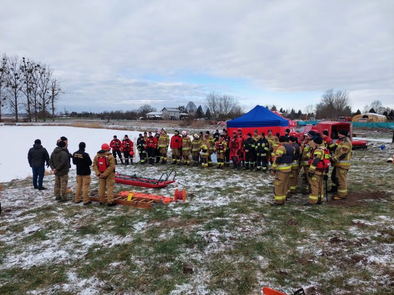 Przedstawiciele władz samorządowych wygłaszają przemówienie, motywując strażaków do skutecznego działania podczas nadchodzących ćwiczeń.