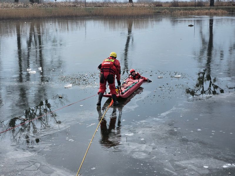 Strażacy doskonalą swoje umiejętności w trakcie ćwiczeń, przeprowadzając akcję ratunkową na zamarzniętym akwenie.